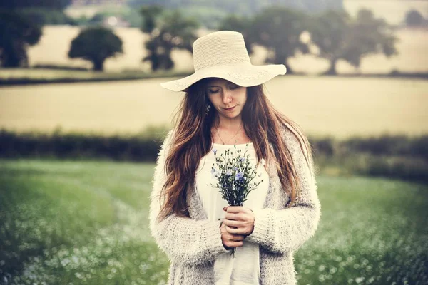 Woman standing in field — Stock Photo, Image