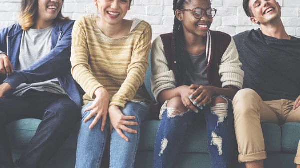 Studenten samen knuffelen — Stockfoto