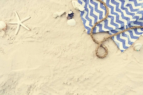 Deken op zomer zand — Stockfoto
