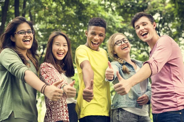 Jonge studenten met Duimschroef opwaarts — Stockfoto