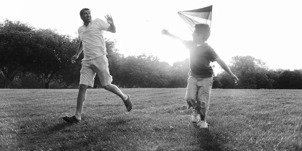 Vater und Sohn spielen mit Drachen — Stockfoto