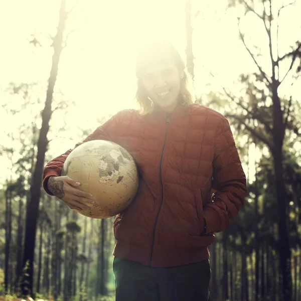 Ung man anläggningen globe — Stockfoto