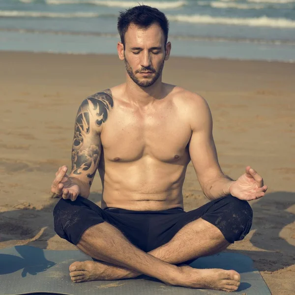 Yoga, meditasyon yapan erkek