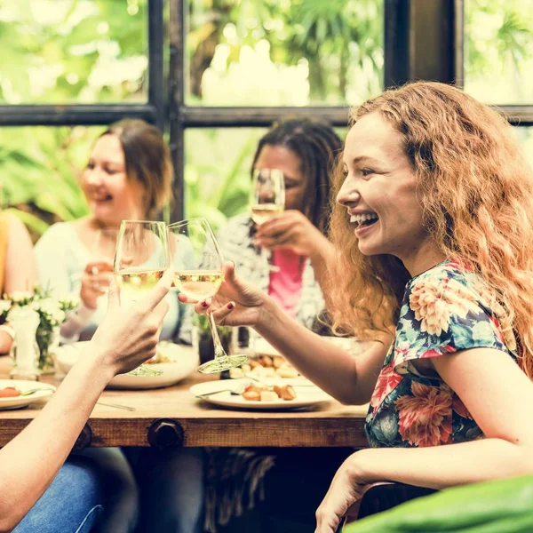 Kvinnor med middag — Stockfoto