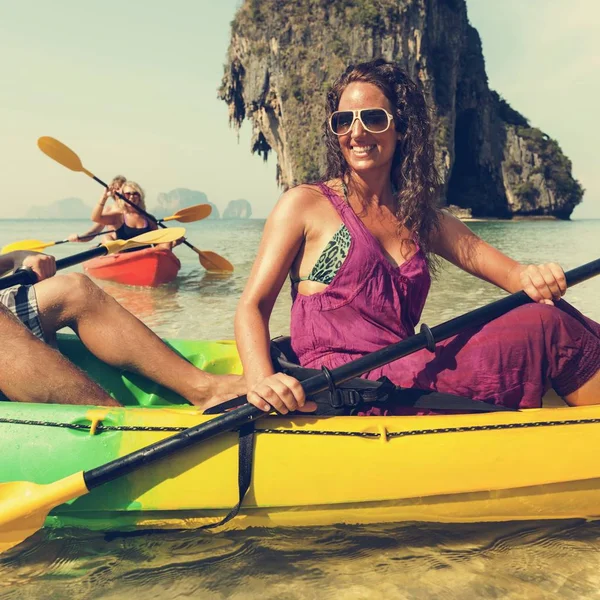 Lidé Kayaking v moři — Stock fotografie