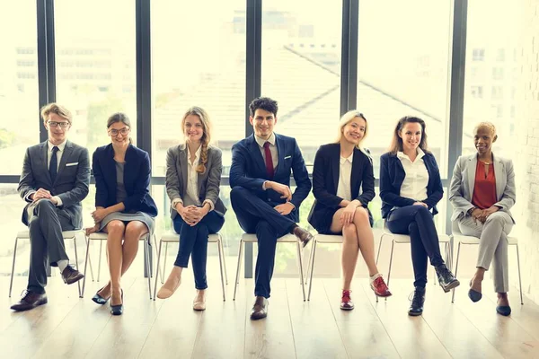 Arbeiter sitzen auf Stühlen — Stockfoto