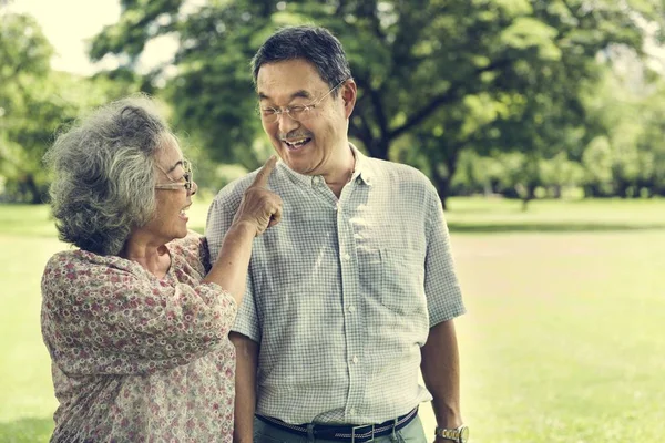 Senior paar ontspannen in park — Stockfoto