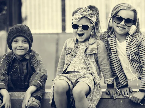 Niños de moda al aire libre —  Fotos de Stock