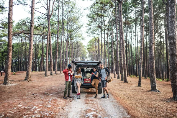 Junge Freunde auf Reisen — Stockfoto