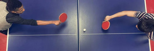Amici che giocano a ping pong — Foto Stock