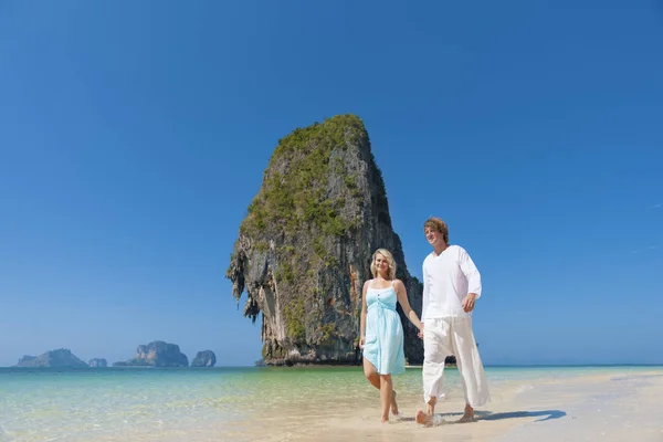 Fröhliches Paar am Strand — Stockfoto