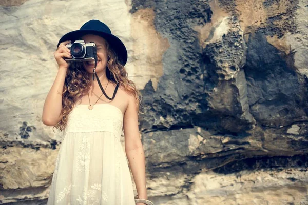 Bela Fotógrafa menina ao ar livre — Fotografia de Stock