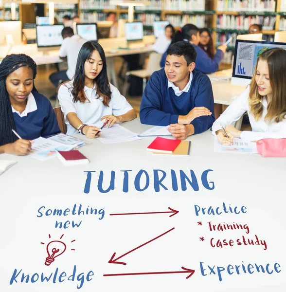 Grupo de estudiantes que estudian — Foto de Stock