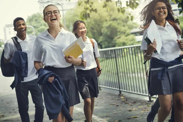 Schüler in Schuluniform — Stockfoto