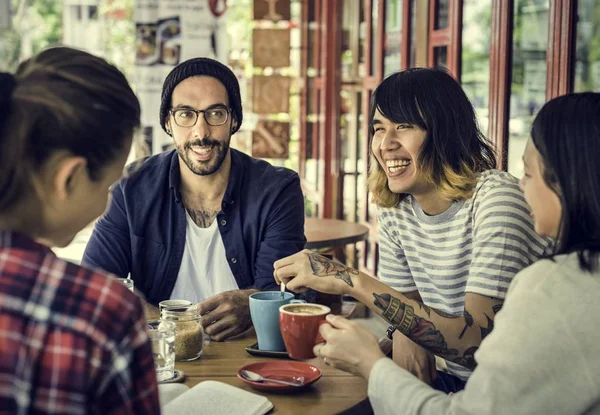 Pessoas bebendo café — Fotografia de Stock