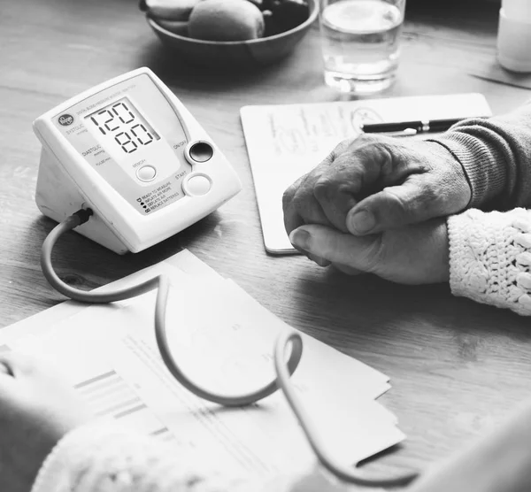 シニア カップル血圧をチェック — ストック写真