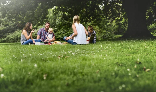 Família desfrutando de piquenique — Fotografia de Stock