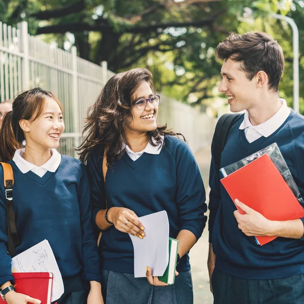 Diversiteit studenten lopen en glimlachen — Stockfoto