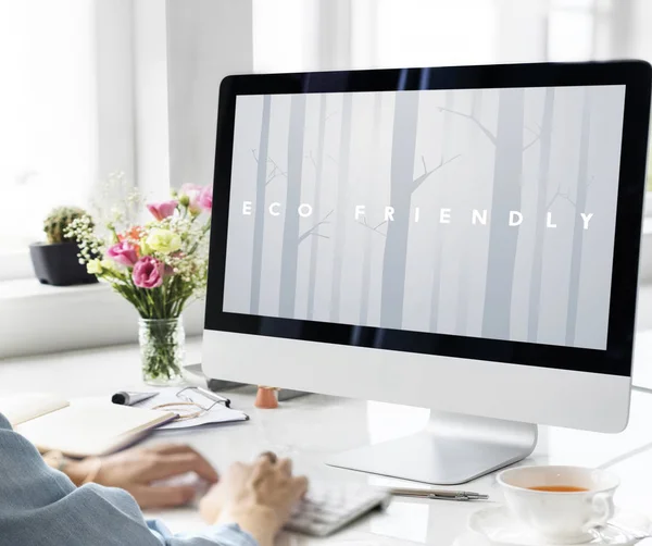 Frau benutzt Computer im Büro — Stockfoto