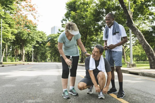 Senior vänner jogging på park — Stockfoto