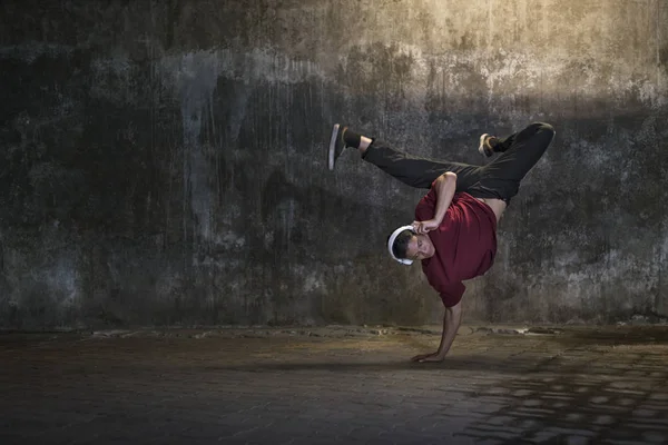 Guy danse breakdance — Photo