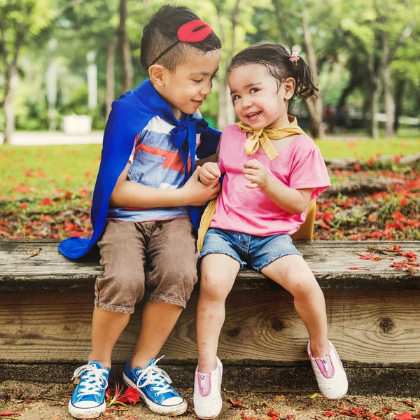 Hermano y hermana en el parque —  Fotos de Stock