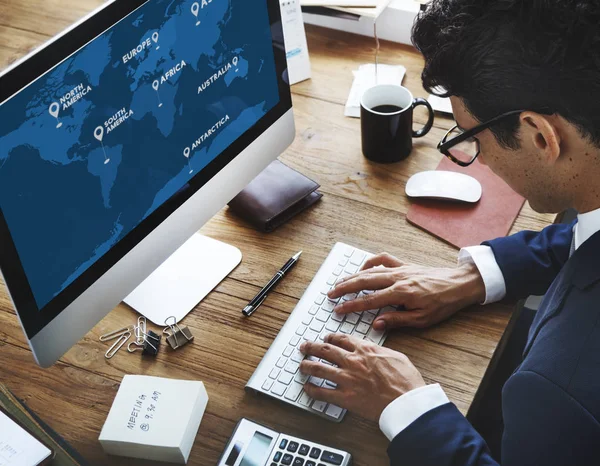 Geschäftsmann arbeitet im Büro — Stockfoto