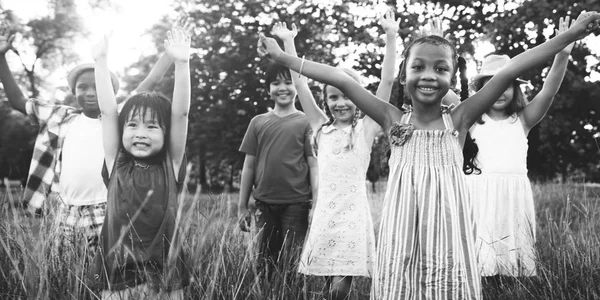 Multiethnische Kinder spielen im Freien — Stockfoto