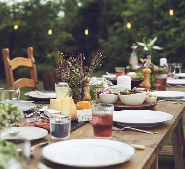 Mesa servida com comida para o almoço — Fotografia de Stock