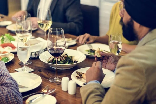 Pessoas Jantar em restaurante — Fotografia de Stock