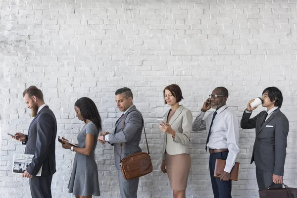 Mensen uit het bedrijfsleven met behulp van digitale apparaten — Stockfoto