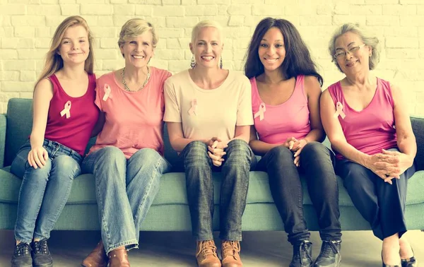 Różnorodność kobieta z różowe kokardki — Zdjęcie stockowe