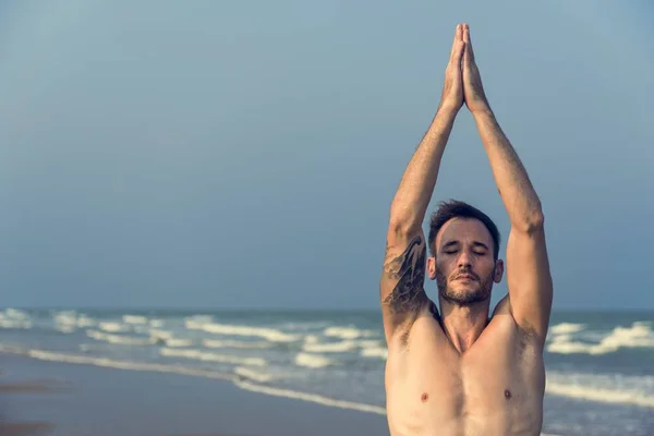 Yoga, meditasyon yapan erkek — Stok fotoğraf