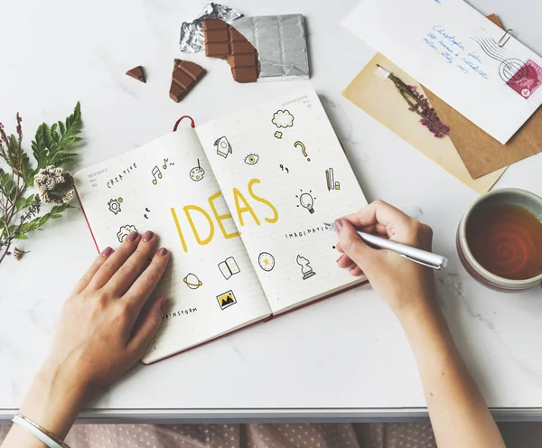 Vrouw schrijven in notebook — Stockfoto