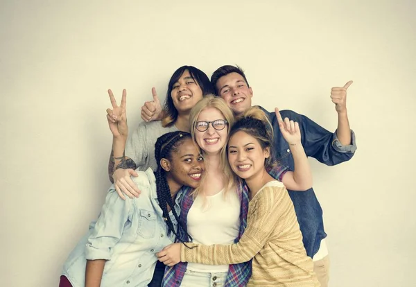 Estudantes abraçando juntos — Fotografia de Stock