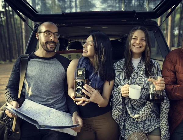 Jovens amigos viajantes na floresta — Fotografia de Stock