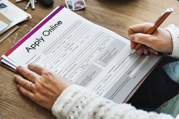 Frau schreibt auf Papier — Stockfoto