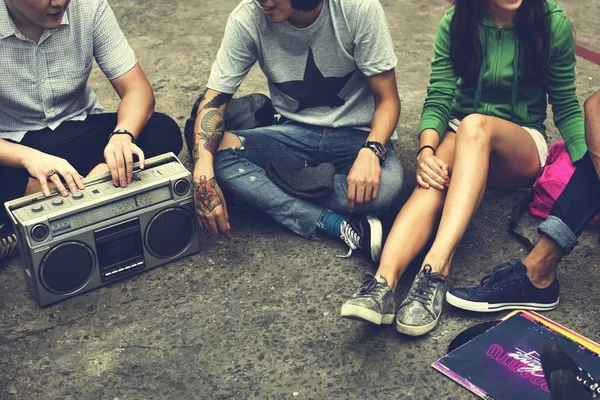 Teenager-Freunde mit Radio — Stockfoto