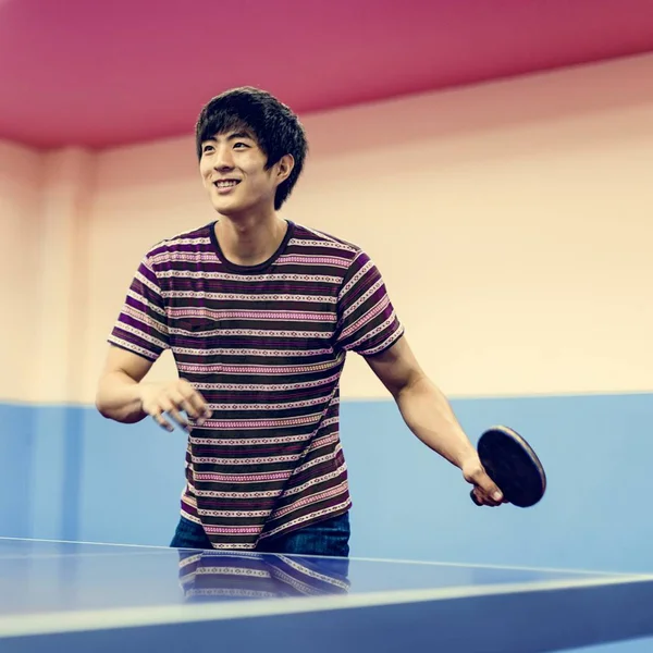 Ασιατική άνθρωπο παίζοντας πινγκ πονγκ — Φωτογραφία Αρχείου