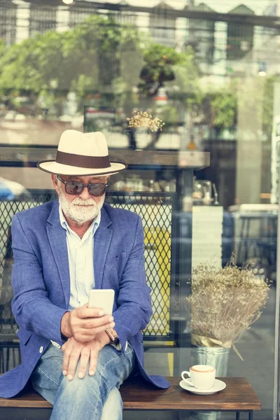 Uomo utilizzando smartphone — Foto Stock