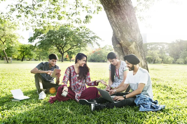 Beaux amis indiens en plein air — Photo