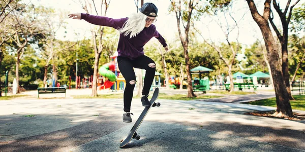 Mulher pulando no skate — Fotografia de Stock