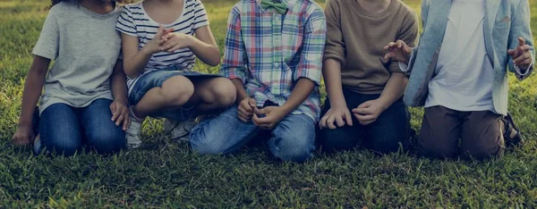 Vrolijke kinderen spelen in het park — Stockfoto