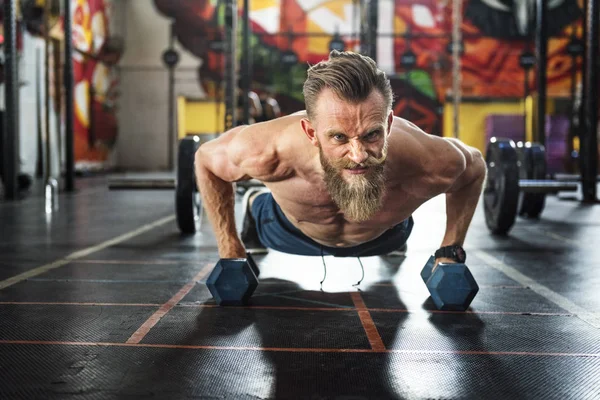 Man gör armhävningar — Stockfoto