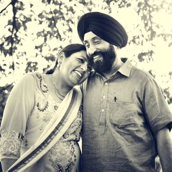 India pareja en el amor disfrutando al aire libre — Foto de Stock