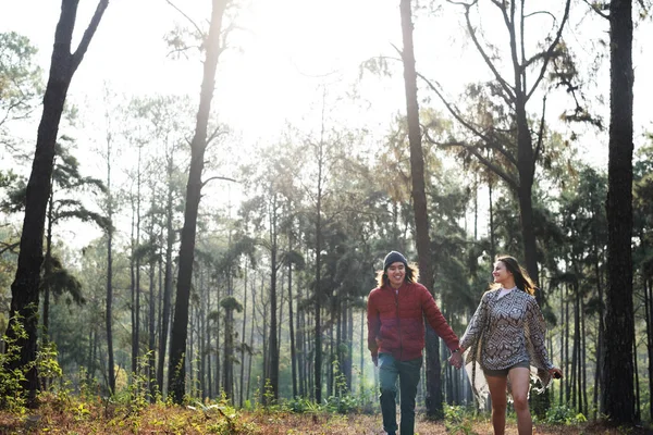 Casal de mãos dadas na floresta — Fotografia de Stock