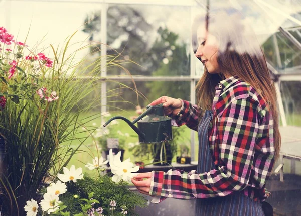 Mulher regando flores e plantas — Fotografia de Stock