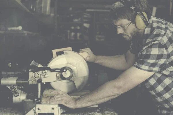 Carpenter Craftman in workshop — Stock Photo, Image