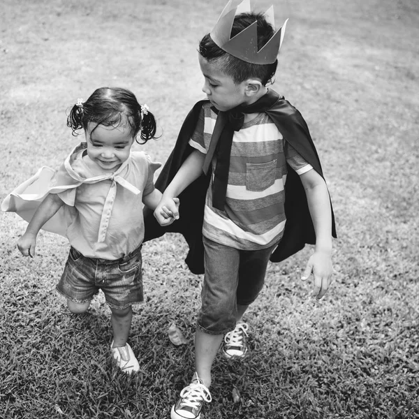 Brother and sister at park — Stock Photo, Image
