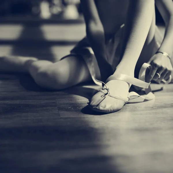 Ballerinaben i tåspetsskor — Stockfoto